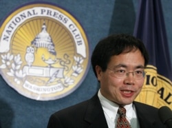 资料照:博讯新闻网创办人韦石在华盛顿的美国国家记者俱乐部的一个记者会上讲话。(2007年2月1日)