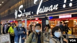 台北桃园机场出境区戴口罩的民众(美国之音许宁拍摄,2020年1月24日)