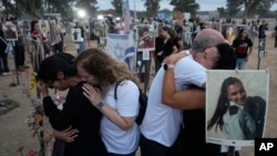 2024年10月7日星期一,在哈马斯对以色列发起袭击一周年之际,人们来到位于以色列南部雷姆基布兹附近的诺瓦音乐节现场。在这里,数百名参加音乐节的人被哈马斯杀害或被绑架到加沙。