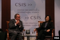 民进党主席蔡英文与前美国亚太助卿坎贝尔对谈(美国之音钟辰芳拍摄)