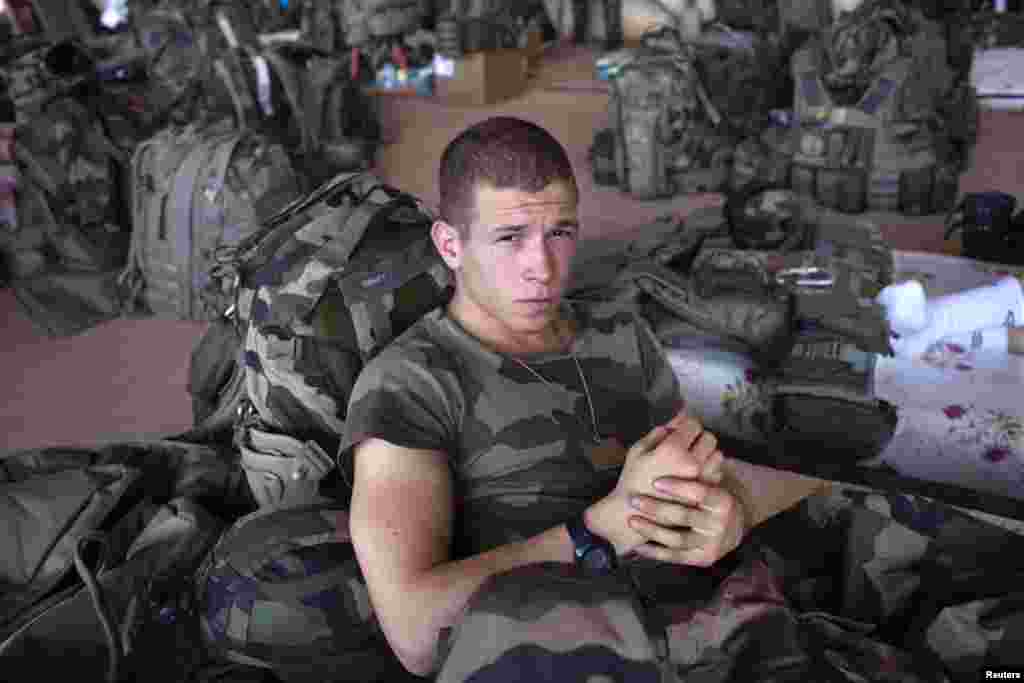 2013年1月14日,在巴马科的马里军队航空基地的一座停机库内,一名法国军人躺在床垫上。