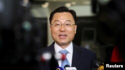 谢峰2023年5月23日抵达纽约肯尼迪国际机场后对媒体发表谈话。