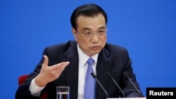 中国总理李克强在北京人大会堂举行的一次记者会上发表讲话。(2019年3月15日)