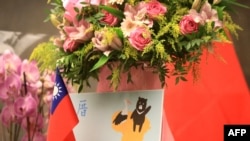 台北驻立陶宛台湾代表处的大厅摆着鲜花和旗帜。(2021年11月18日)