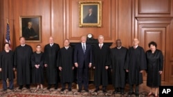 Tổng thống Donald Trump đến thăm Tối cao Pháp viện Mỹ ở Washington D.C ngày 15/6/2017.