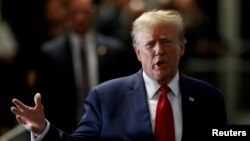 美国前总统唐纳德·特朗普在美国纽约市曼哈顿区的纽约州最高法院就被控在2016年大选前伪造商业记录以掩盖向一名艳星支付封口费的指控出庭受审。(2024年2月15日)