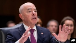 资料照片:国土安全部长马约卡斯在国会作证。(2023年11月8日)