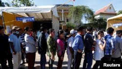 2017年6月4日,柬埔寨地方选举中,金边民众在排队投票。