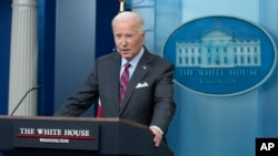 拜登罕见地出现在白宫新闻发布室,回应中东态势相关议题。(2024年10月4日)
