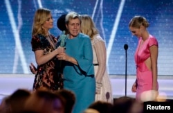 弗朗西斯·麦克多蒙德在影片《三块广告牌》中的表演为她赢得第24届电影演员协会奖的杰出表演奖。(2018年1月28日))