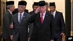 资料照片: 柔佛州苏丹伊布拉欣(右)当选为第17任马来西亚国家元首