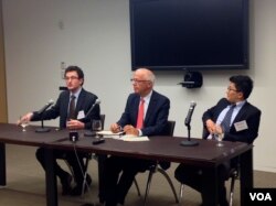 《稀缺中国》的作者叶文斌 (William Adams)(左一)和马旸 (Damien Ma)(右一)在美中关系全国委员会推介新书。(美国之音方方拍摄)