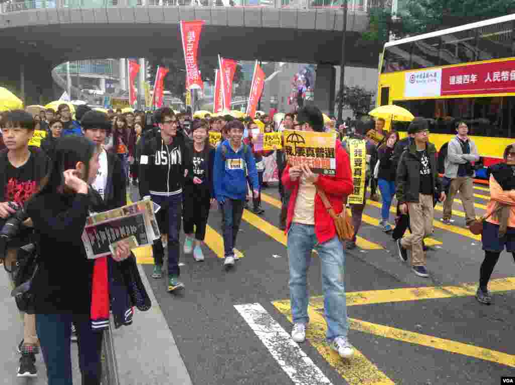 数万港人参与民阵争取真普选大游行(美国之音海彦拍摄)