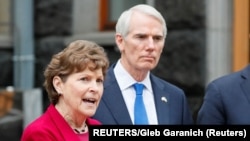 Сенаторка-демократка Джин Шагін та сенатор-республіканець Роб Портман