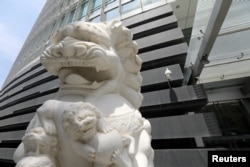 北京金融街一家银行外的石狮子和监控摄像头。(2021年7月9日)