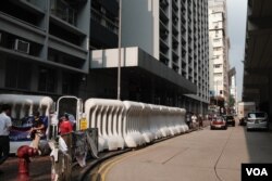 纪念台旁边的旺角警署被水马包围(2019年9月18日,美国之音鸣笛拍摄)