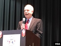 美国在台协会执行理事罗瑞智在华府台湾同乡会春节餐会中致词 (2017年1月20日,美国之音钟辰芳拍摄)