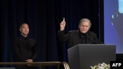 在美国政界有影响力的班农,11月20日出席郭文贵举行的一个有关中国海航集团(HNA)前董事长王健之死与海航背后真相的记者会