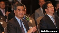 香港特首梁振英与中联办主任张晓明(右,苹果日报图片 )