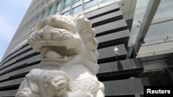 北京金融街一家银行外的石狮子和监控摄像头。(2021年7月9日)