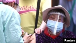 台湾民众接种新冠疫苗(路透社2021年7月3日)