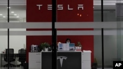 资料照:特斯拉在北京办公室的一名接待人员 (2022年1月4日)