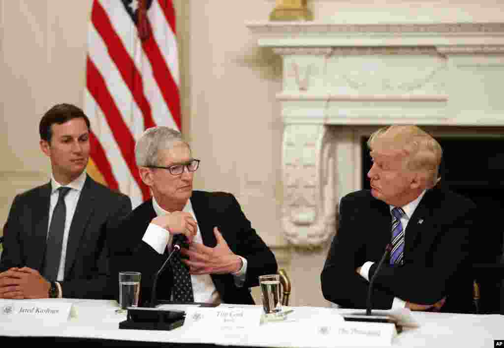 川普总统,白宫高级顾问库什纳和苹果公司CEO库克(中)在白宫召开的第一届“美国科技会议”上,(2017年6月19日),几十位科技业的巨子齐聚白宫,共同商讨美国科技产业未来。这次会议是3月27日成立,由白宫高级顾问,川普总统女婿库什纳主持的“美国创新办公室”(Office of America Innovation)召开的,美国18个科技业的执行官以及二十几位经贸顾问出席。