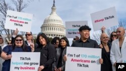 TikTok 的忠实拥护者在华盛顿国会大厦前向路过的驾车者打气,此前众议院通过了一项法案,如果TikTok在中国的所有者不出售该应用程序,将在全美范围内禁用该流行视频应用。(2024 年 3 月 13 日)