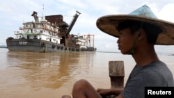 သံလွင်မြစ်ထဲက သဲတွေကို စုပ်ယူနေတဲ့ StarHigh ကုမ္ပဏီက သဲစုပ်သဘောၤ
(စက်တင်ဘာလ ၁၉ ရက်နေ့ ၂၀၁၉)