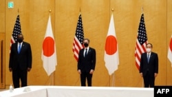 美国国务卿布林肯(中)和美防长奥斯汀(左)在东京与日本首相菅义伟合影。(法新社 2021年3月16日)