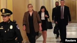 美国职业外交官克罗夫特抵达国会山,将要参加弹劾调查的闭门听证会。(2019年10月30日)