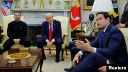 미국과 우크라이나의 정상회담이 열린 28일 백악관 집무실인 오벌 오피스에서 마르코 루비오 국무장관(오른쪽)이 발언하고 있다.