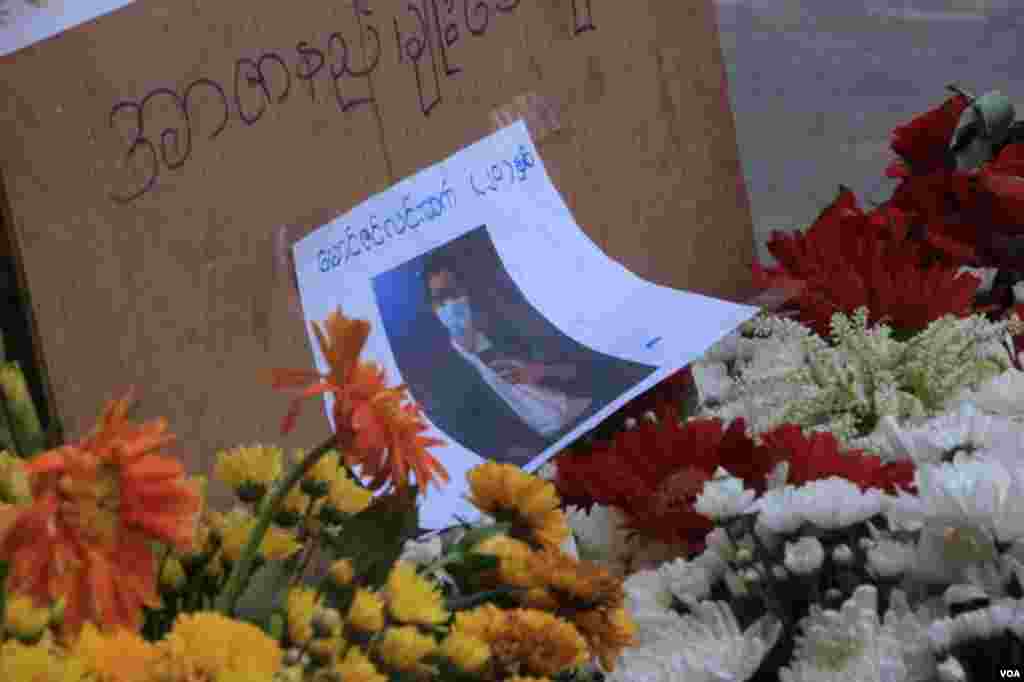 ရန်ကုန် ဆန္ဒပြပွဲအတွင်း သေနတ်ထိမှန်သေဆုံးသူများကို ၎င်းတို့ ကျဆုံးခဲ့ရာနေရာများမှာ ပန်းစည်း ပန်းခြင်းများနဲ့ အောက်မေ့ဂုဏ်ပြုခဲ့ကြတဲ့ မြင်ကွင်း။ (မတ် ၀၁၊ ၂၀၂၁)