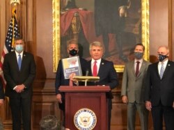 众议院外交事务委员会首席共和党成员、中国工作组主席麦考尔(Rep. Michael McCaul, R-TX)2020年9月30日出席中国工作组报告发布记者会。(美国之音记者李逸华拍摄)