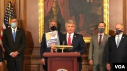 众议院外交事务委员会首席共和党成员、中国工作组主席麦考尔(Rep. Michael McCaul, R-TX)2020年9月30日出席中国工作组报告发布记者会。(美国之音记者李逸华拍摄)