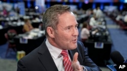 资料照片:美国共和党众议员迈克尔·沃尔兹在费城对媒体讲话。(2024年9月10日)