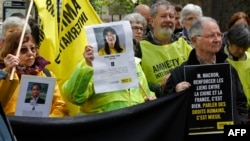 国际特赦组织的人权活动人士2024年5月4日在中国国家主席习近平访问法国之际举行示威。(法新社)