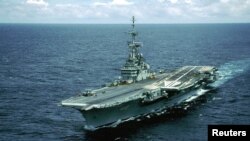 资料照- 图为巴西退役航母“圣保罗号”在海上行驶的照片。巴西海军发布照片,路透社提供。巴西决定将“圣保罗号”沉入大西洋底,遭到环保人士和组织的激烈反对。