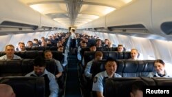 澳大利亚联邦警察部队成员2023年11月8日乘飞机前往所罗门群岛为太平洋运动会维安。(澳大利亚联邦警察部队照片。)