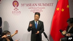 中国外交部副部长乐玉成2019年11月4日在东盟峰会上对记者讲话。(美联社照片)