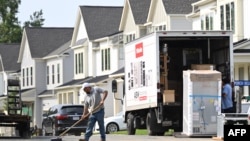 美国工人在弗吉尼亚州刚刚建成的一排新房前忙碌。(2023年4月23日)