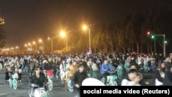 中国数千名学生骑自行车前往河南开封寻找汤包,导致郑州的一条高速公路被堵塞。(截图来自2024年11月9日发布的社交媒体视频)