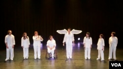 香港聋人舞蹈家黄耀邦(右四)创立的《森林乐》舞团星期六(1月18日)在台北演出15周年作品《手舞触动2-You'll Never Dance Alone》(美国之音特约记者李昕儒摄影)