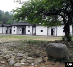 井岗山毛旧居外的大石头,由于毛过去常坐在上面读书而被称为“龙椅”