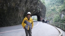 先生参观太鲁阁 (丁先生提供)