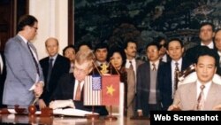 Ông Chris Runckel, thứ hai từ trái, và Giám đốc Văn phòng Liên lạc Hoa Kỳ tại Hà Nội, James Hall cùng đại diện của Bộ Ngoại Giao Việt Nam, ông Nguyễn Xuân Phong, ký thỏa thuận hai quốc gia mở văn phòng tại Hà Nội và Washington ngày 28/01/1995.