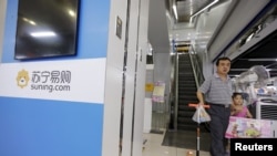 一名消费者在北京一家苏宁门店购物。(资料照片:2015年8月11日)
