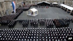 Президент Франція Франсуа Олланд на церемонії прощання з поліцейськими, загиблими в результаті терористичних атак