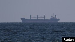 Балкер Aroyat під прапором Палау прибуває до морського порту Чорноморськ для завантаження зерна. Росія намагається встановити морську блокаду українських портів. Фото зроблено поблизу Одеси, Україна, 16 вересня 2023 року. REUTERS