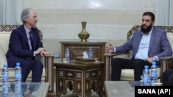 联合国叙利亚问题特使盖尔·佩德森(Geir Pederson)在大马士革会见叙利亚反政府武装领导人艾哈迈德·沙拉(Ahmad al-Sharaa)。(2024年12月16日)